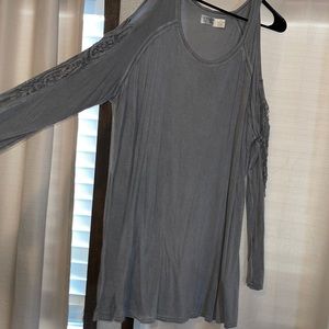 Terra and Sky peekaboo gray sleeve top.
